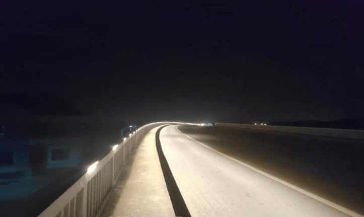 【便民】點(diǎn)亮66盞路燈、460盞護(hù)欄燈！本市四條干線公路路燈完善工程圓滿收官:公路護(hù)欄
